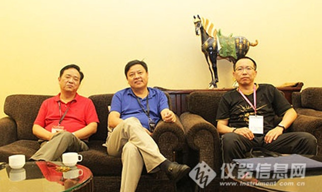 昆山市超聲儀器有限公司副總劉立人，在“專業(yè)教學(xué)實(shí)驗(yàn)室建設(shè)”計(jì)劃項(xiàng)目中發(fā)表重要講話，并代表公司捐贈(zèng)價(jià)值